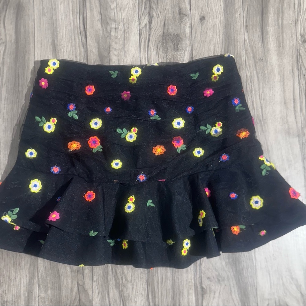 Women’s Minifalda TCEC‎ negra con bordado floral y volantes - Talla M"